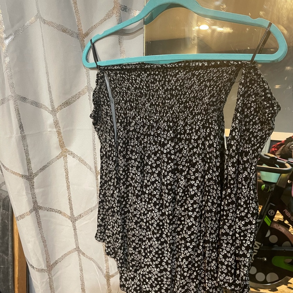 Black dress with white daisies - Picture 5 of 8